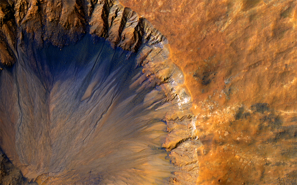 写真:赤茶けた火星表面のクレーター