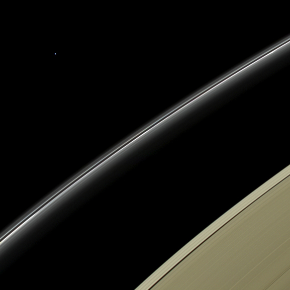 写真:細く儚げな天王星のリング