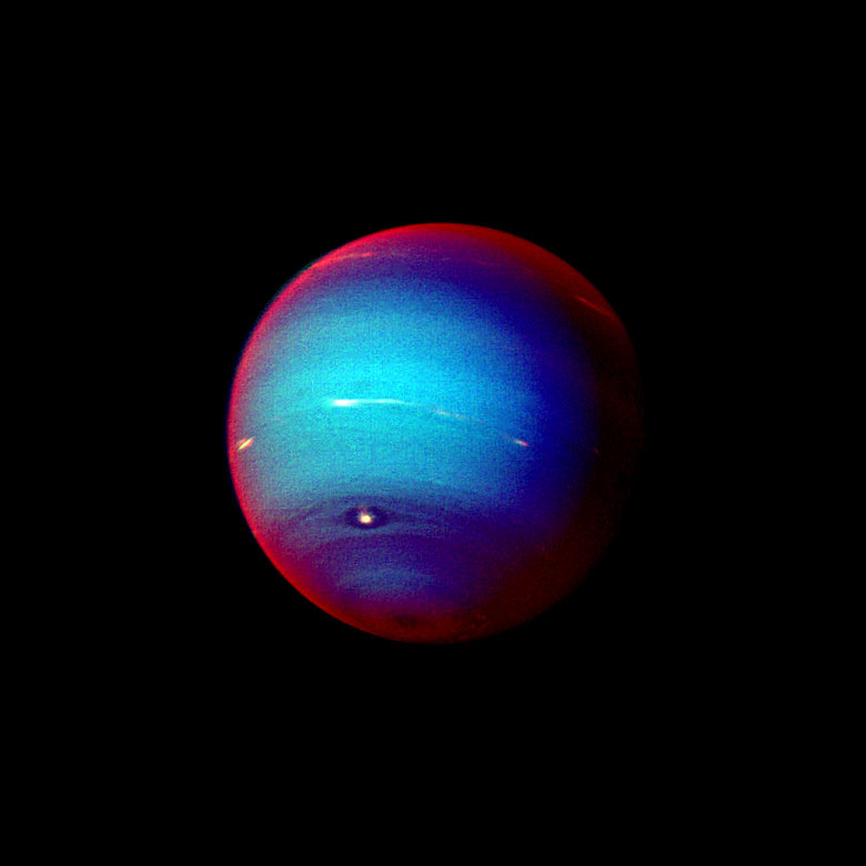 写真:縁が赤く海王星