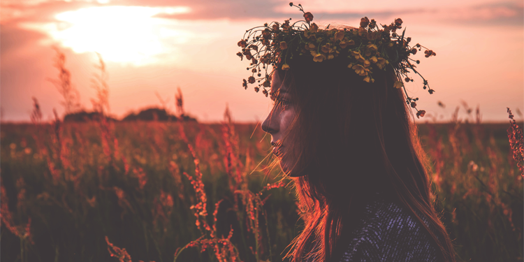 アイキャッチ：夕暮れに染まる花畑の中で遠くを見つめる乙女の横顔