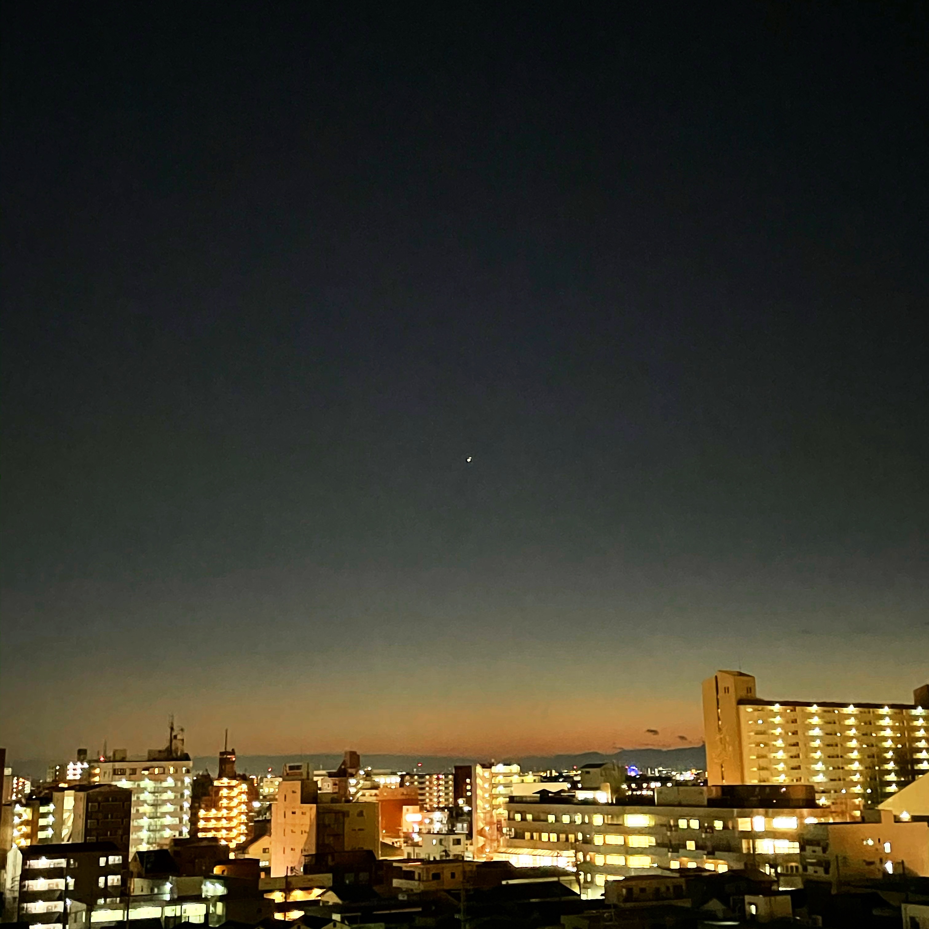 写真:2020年12月21日 17時44分24秒 名古屋市西部でスマートフォンで撮影したグレートコンジャンクションの様子