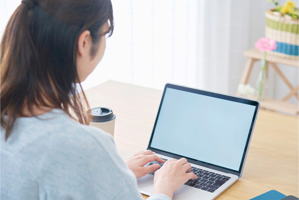 写真：PCでオンラインツールを使ってセッションをしているイメージ