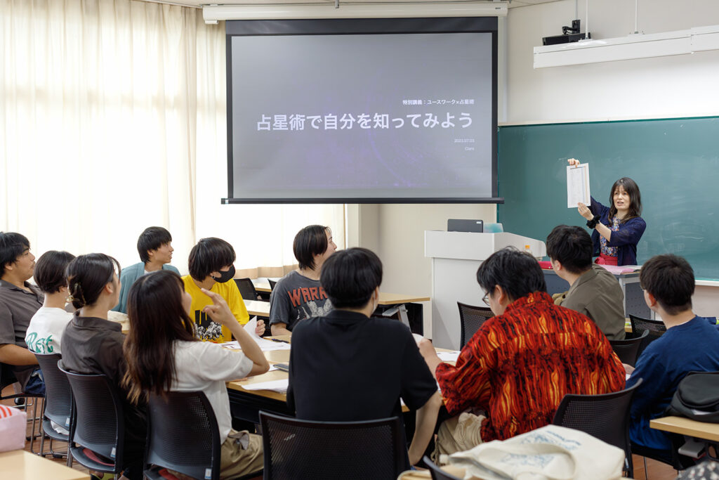 講義開始：冒頭資料の確認等をしているシーン