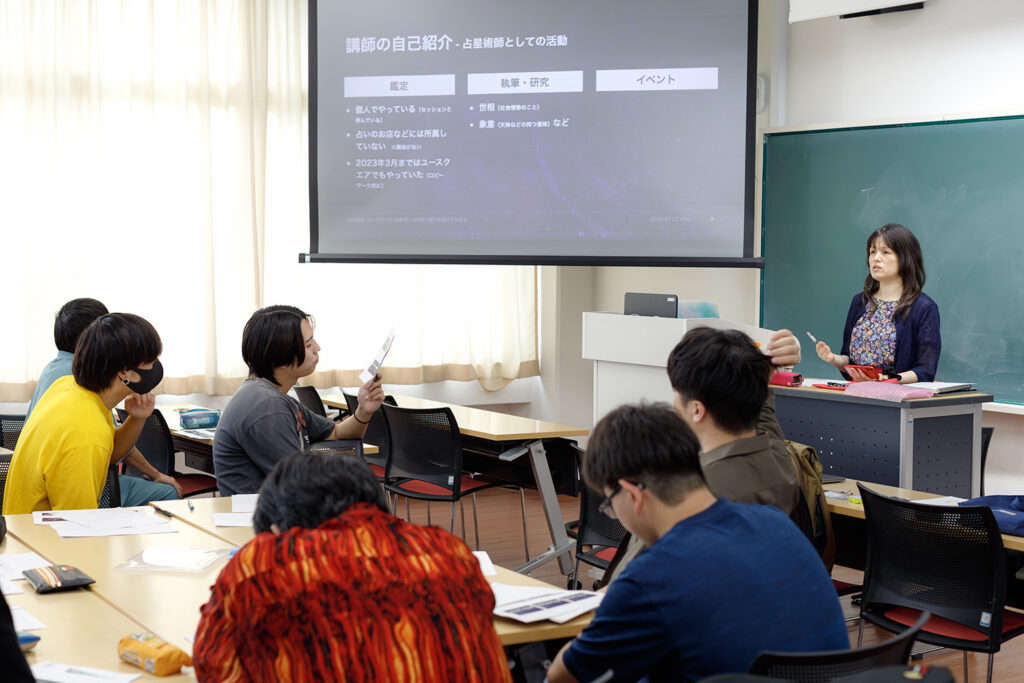 自己紹介：鑑定とスタイル、執筆研究の分野、イベント実績にわけて活動内容を紹介している