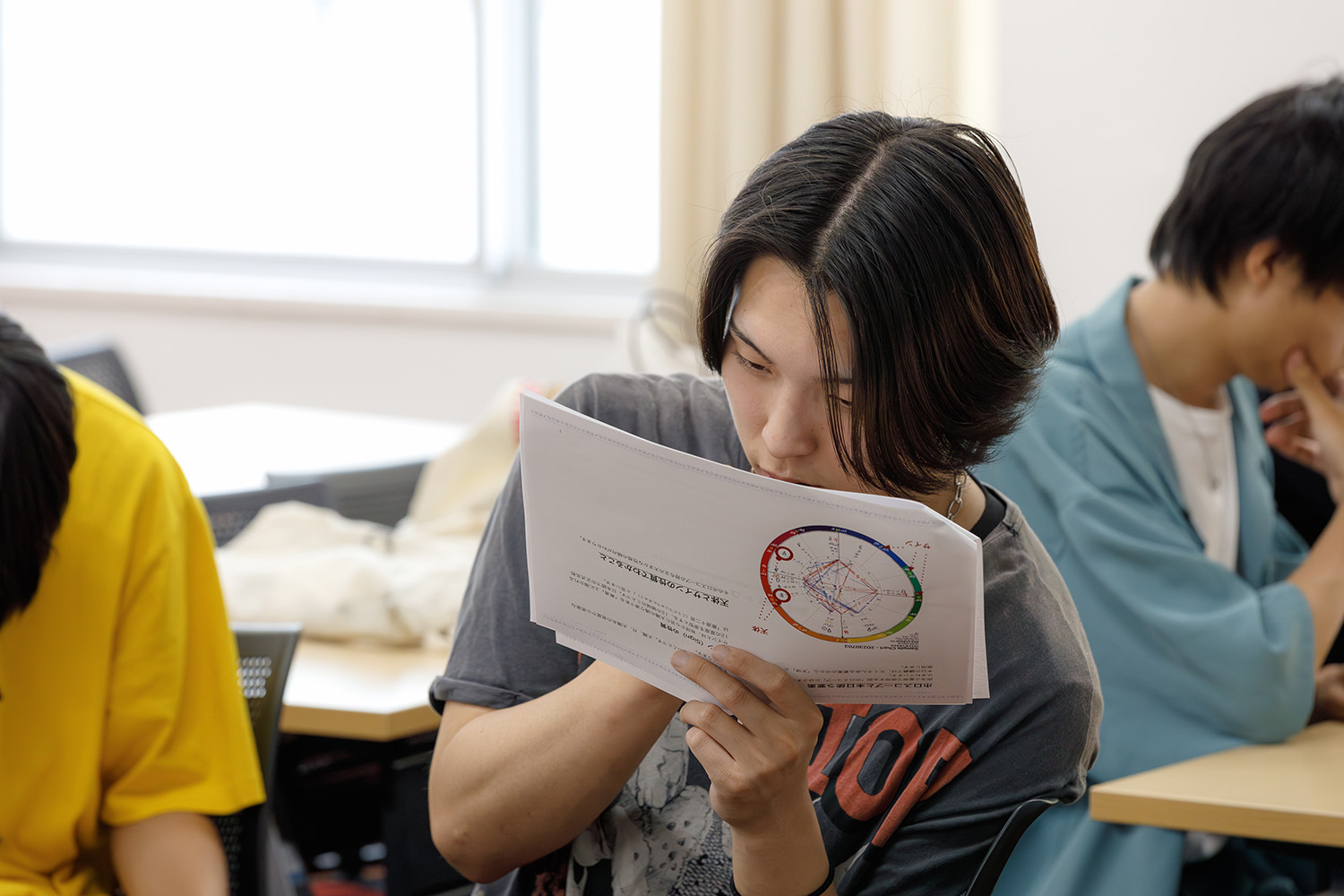基礎解説：テキストを顔に近づけて真剣に見ている様子