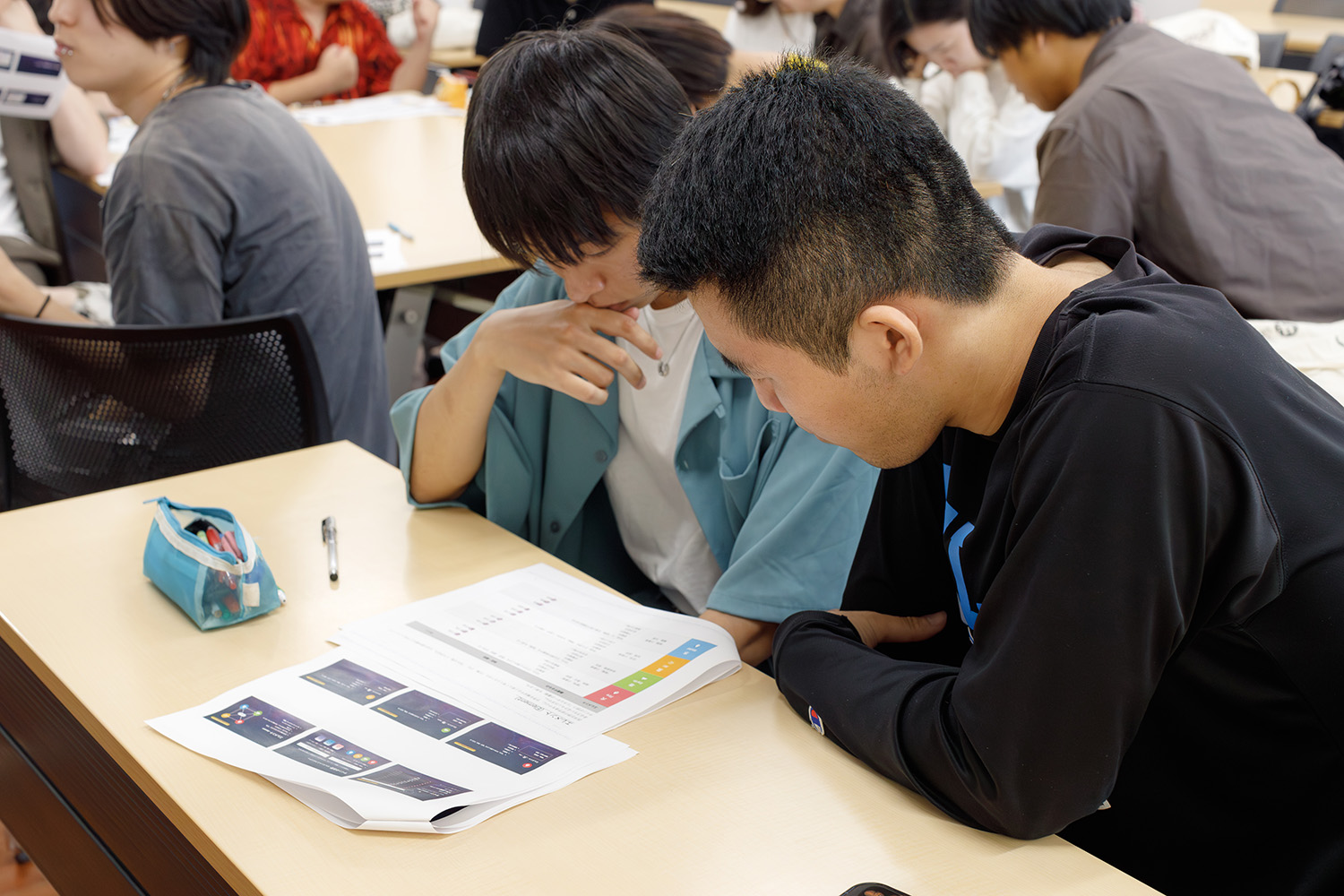 基礎解説：テキストを見ている様子　エレメント一覧について　そのそばにはスライド一覧も並んでいる