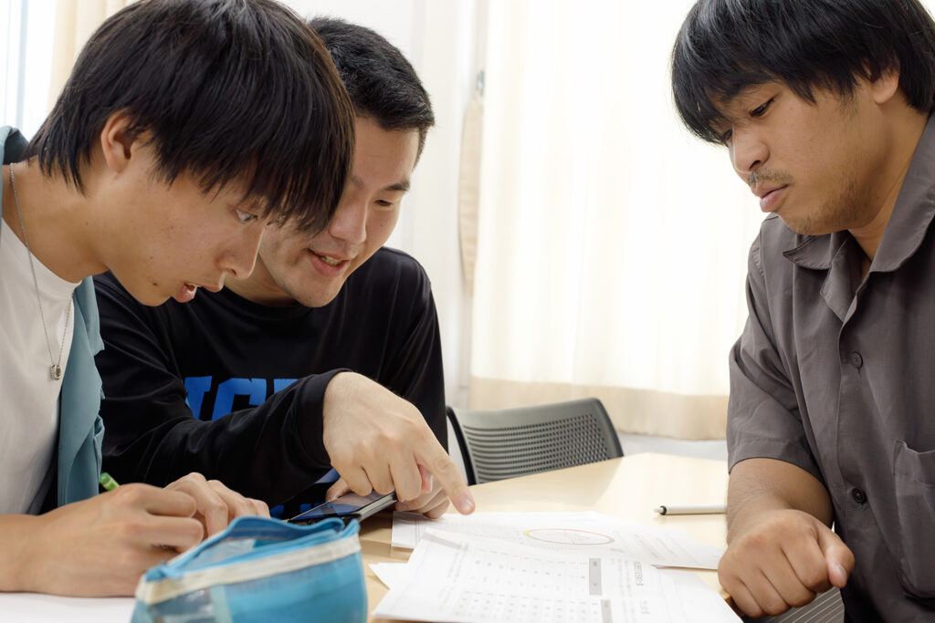 各自調査中：仲間と話し合いながら調査している