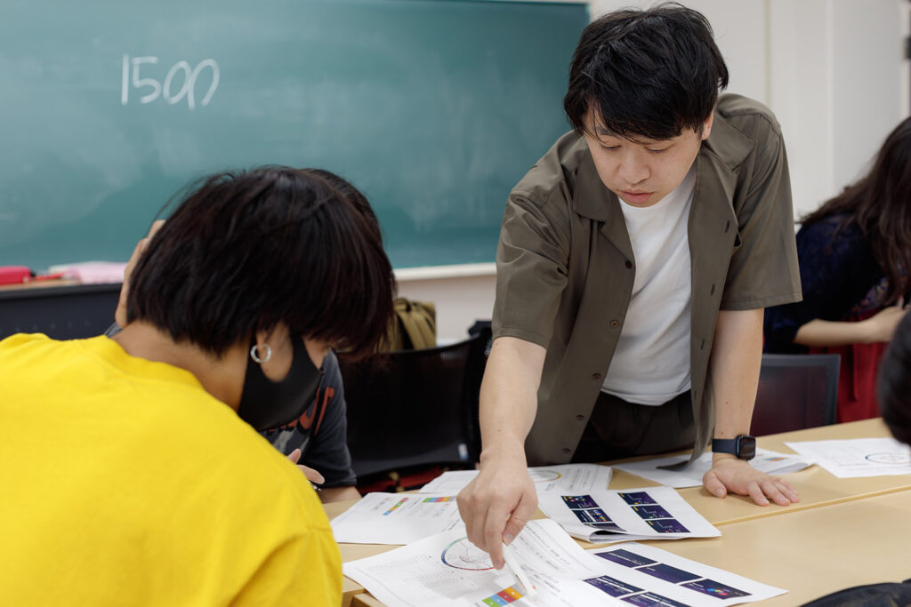 各自調査中：学生のサポートに入っている両角さん