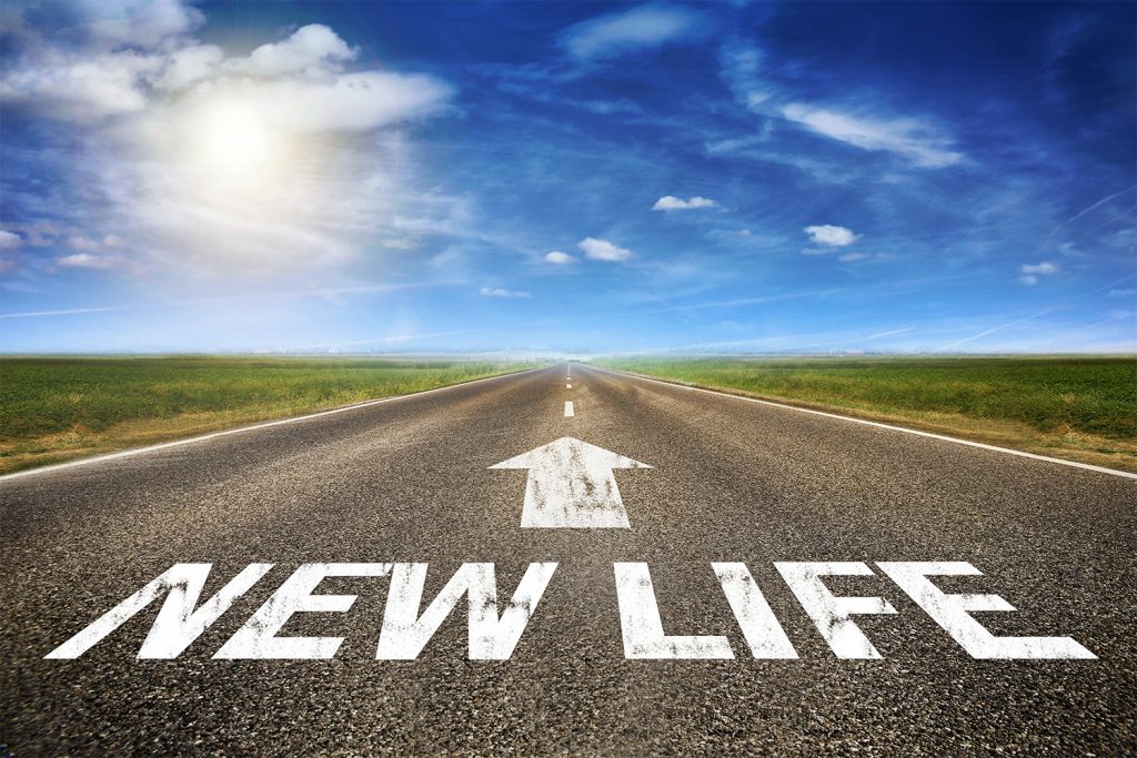 イメージ：「New Life」と書かれた滑走路と青空と太陽